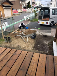 庭は自分でこしらえ、芝生も一から育てた