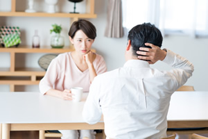 女性と男性が向かい合わせで話し合っている画像