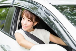 車を運転している女性の画像